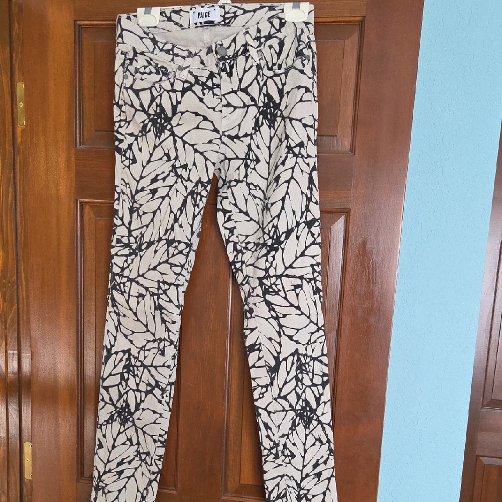 PAIGE Black and White Leaf Print Skinny Pants